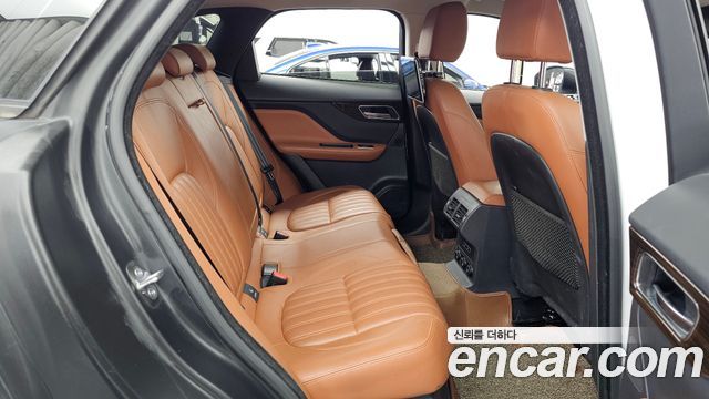 Jaguar F-PACE 2018 — photo 18