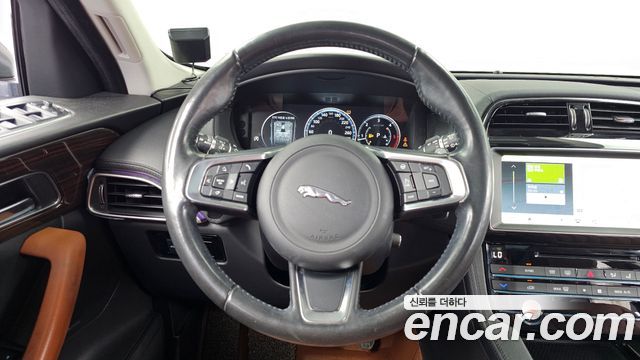 Jaguar F-PACE 2018 — photo 19