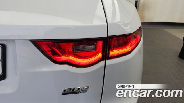 Jaguar F-PACE 2018 — photo 9