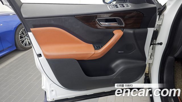 Jaguar F-PACE 2018 — photo 14