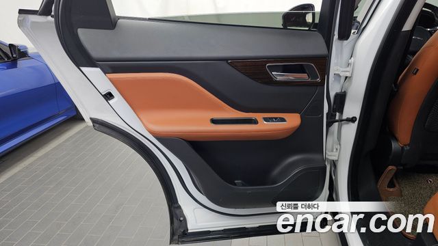Jaguar F-PACE 2018 — photo 15