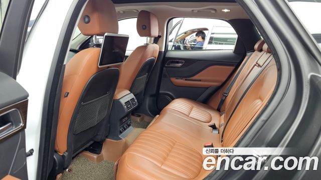Jaguar F-PACE 2018 — photo 16