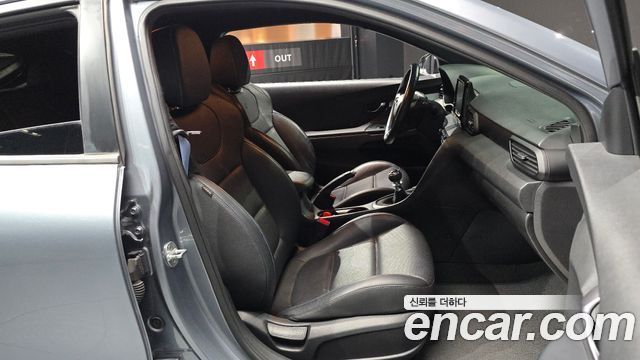 Hyundai Veloster 2019 — photo 18