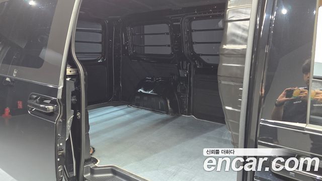 Hyundai Staria 2025 — photo 17