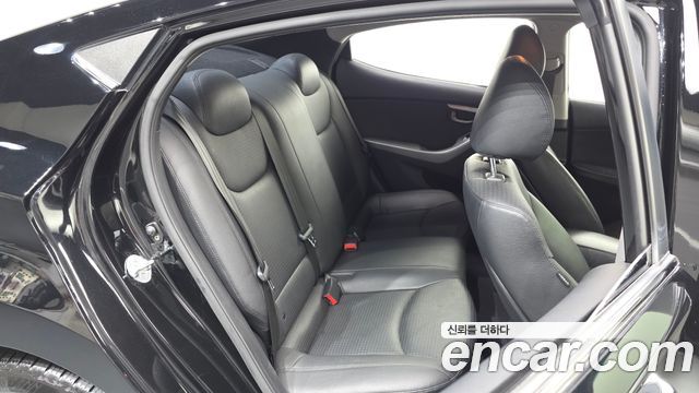 Hyundai AVANTE 2014 — photo 17