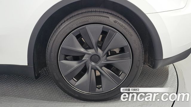 Tesla Model Y 2024 — photo 7