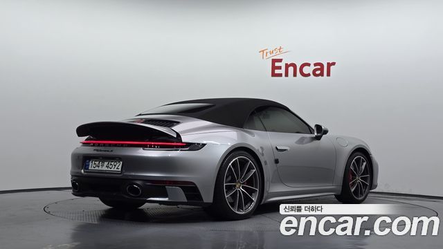 Porsche 911 2021 — photo 2