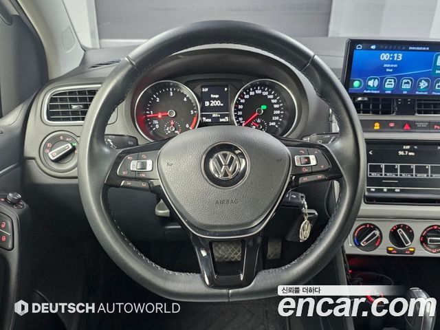 Volkswagen Polo 2015 — photo 13