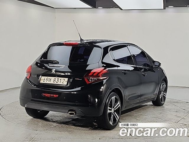 Peugeot 208 2018 — photo 2
