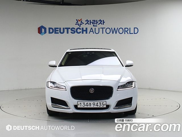 Jaguar XF 2019 — photo 3