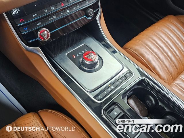 Jaguar XF 2019 — photo 9
