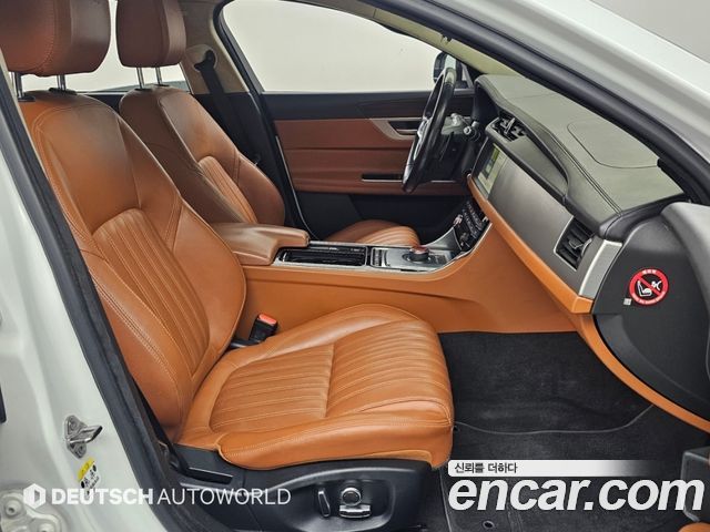 Jaguar XF 2019 — photo 10