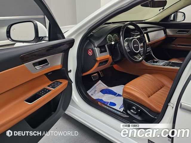 Jaguar XF 2019 — photo 11