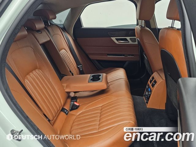 Jaguar XF 2019 — photo 12