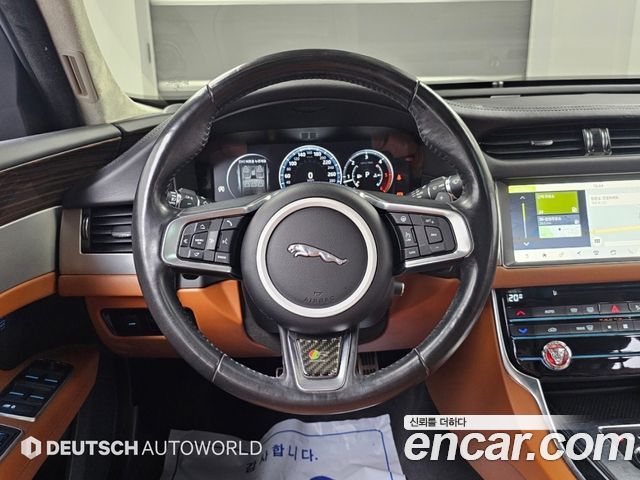 Jaguar XF 2019 — photo 13