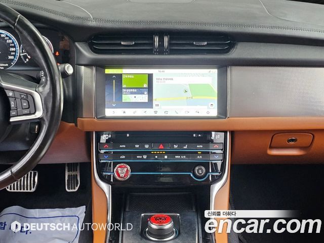 Jaguar XF 2019 — photo 14