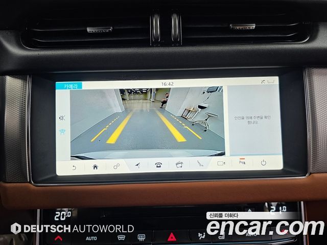 Jaguar XF 2019 — photo 15