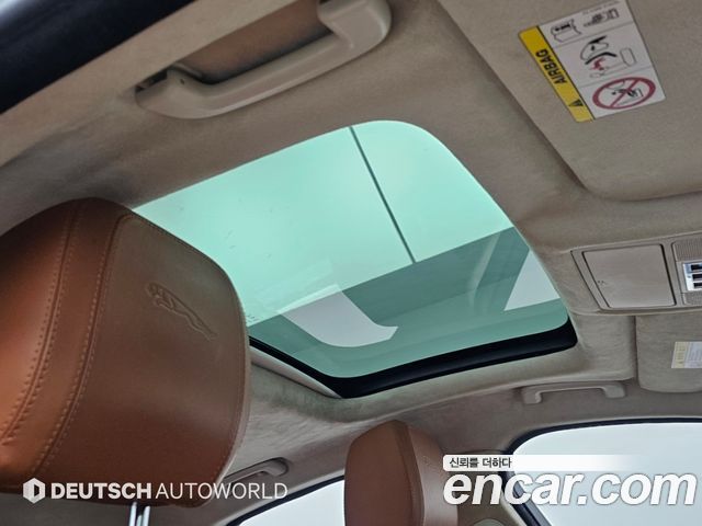 Jaguar XF 2019 — photo 18