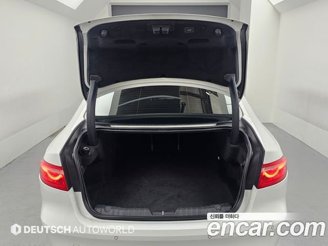Jaguar XF 2019 — photo 19