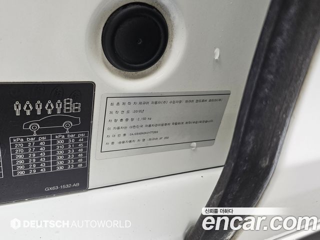 Jaguar XF 2019 — photo 20