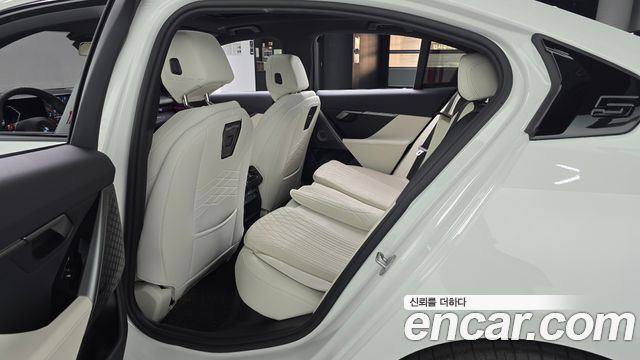 BMW 5-Series 2025 — photo 17