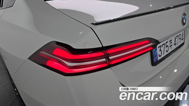 BMW 5-Series 2025 — photo 9
