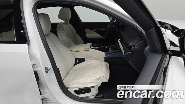 BMW 5-Series 2025 — photo 16