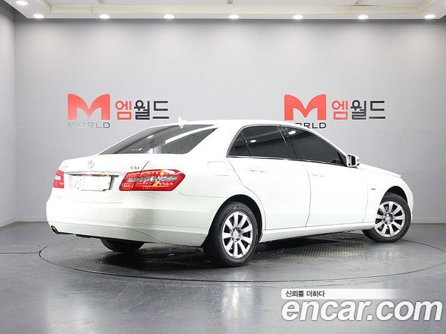 Mercedes-Benz E-Class 2011 — photo 3