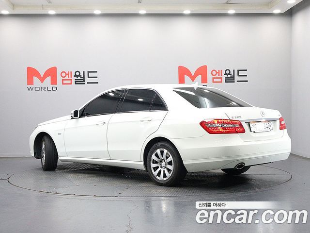 Mercedes-Benz E-Class 2011 — photo 4