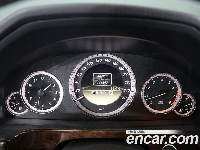 Mercedes-Benz E-Class 2011 — photo 7