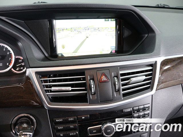 Mercedes-Benz E-Class 2011 — photo 9