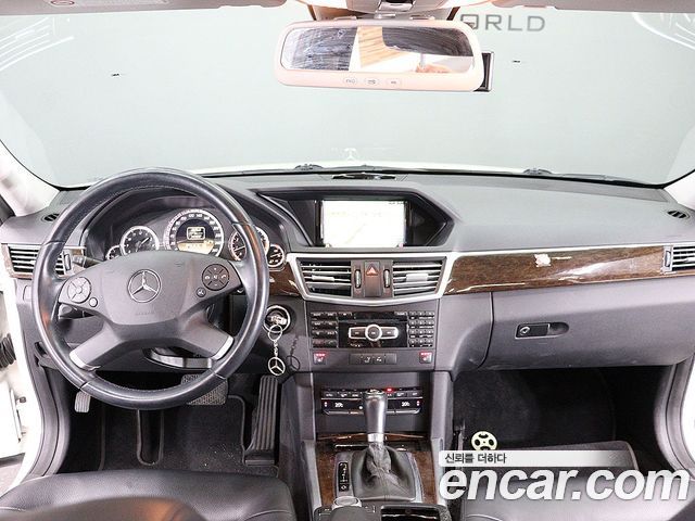 Mercedes-Benz E-Class 2011 — photo 15