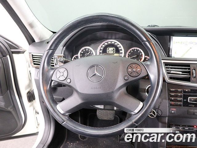 Mercedes-Benz E-Class 2011 — photo 16