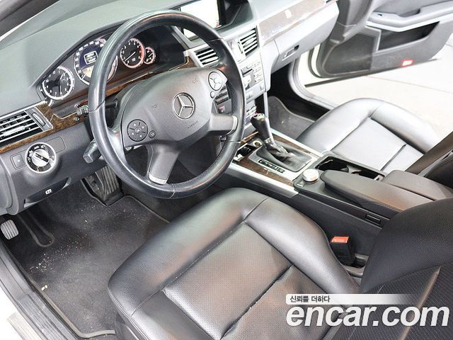 Mercedes-Benz E-Class 2011 — photo 18