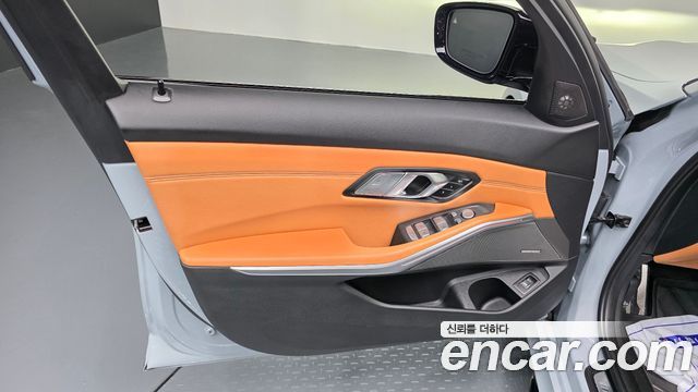 BMW 3-Series 2023 — photo 14