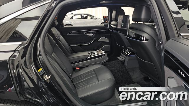 Audi A8 2021 — photo 18