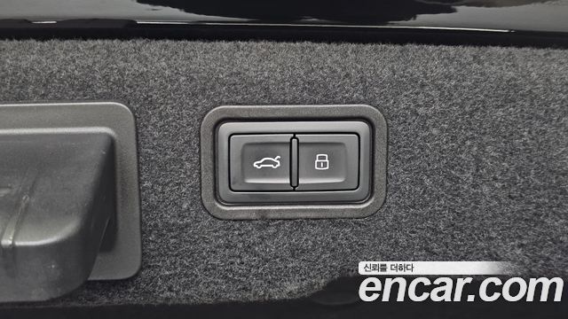 Audi A8 2021 — photo 32