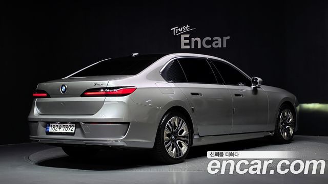 BMW 7-Series 2023 — photo 2