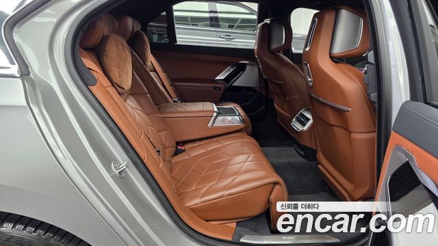 BMW 7-Series 2023 — photo 18