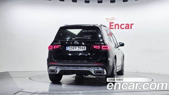 Mercedes-Benz GLB-Class 2023 — photo 4
