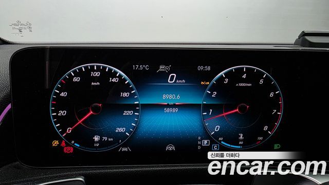 Mercedes-Benz GLB-Class 2023 — photo 11