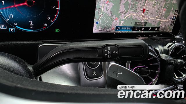 Mercedes-Benz GLB-Class 2023 — photo 12