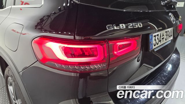 Mercedes-Benz GLB-Class 2023 — photo 9