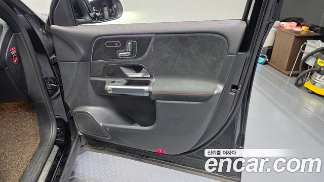 Mercedes-Benz GLB-Class 2023 — photo 14