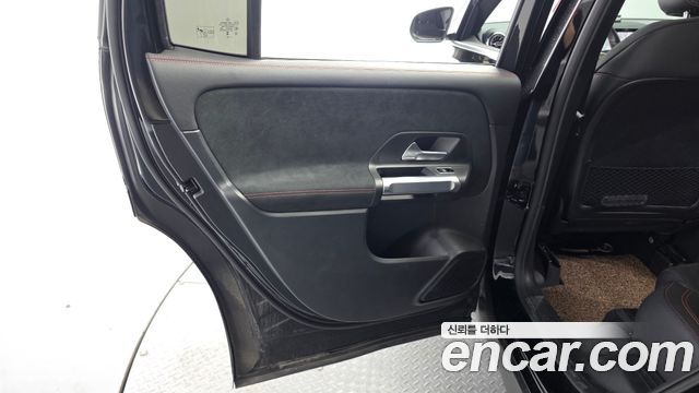 Mercedes-Benz GLB-Class 2023 — photo 15