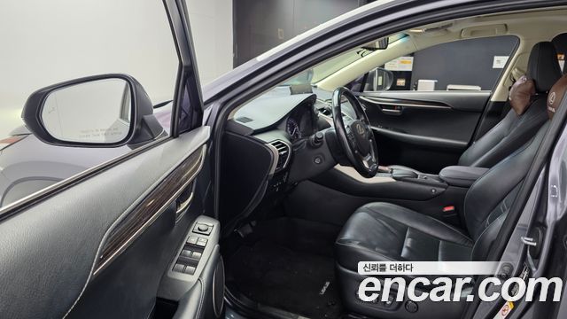 Lexus NX 2017 — photo 10