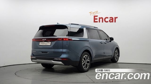 Kia Canival 2023 — photo 2