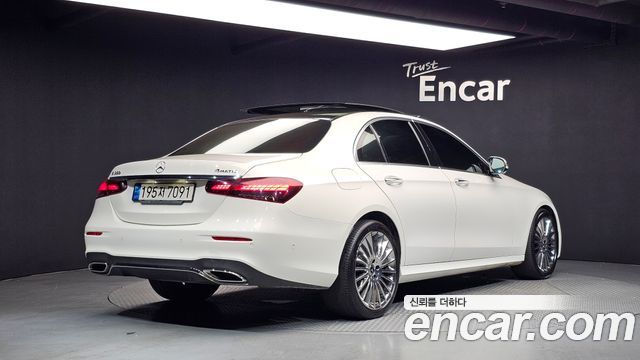 Mercedes-Benz E-Class 2022 — photo 2