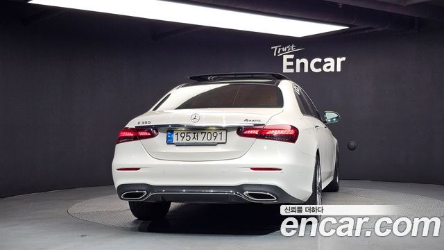 Mercedes-Benz E-Class 2022 — photo 4