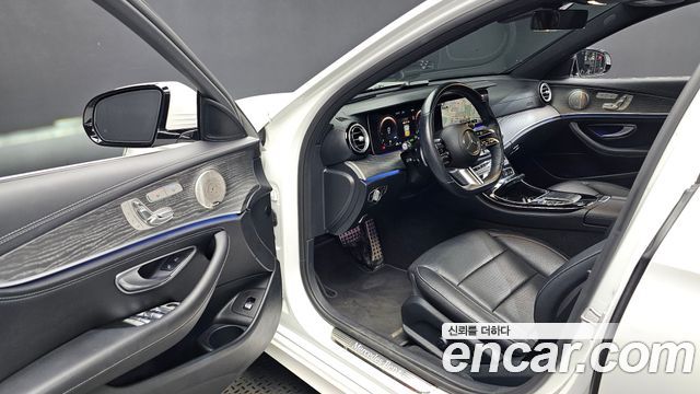 Mercedes-Benz E-Class 2022 — photo 10